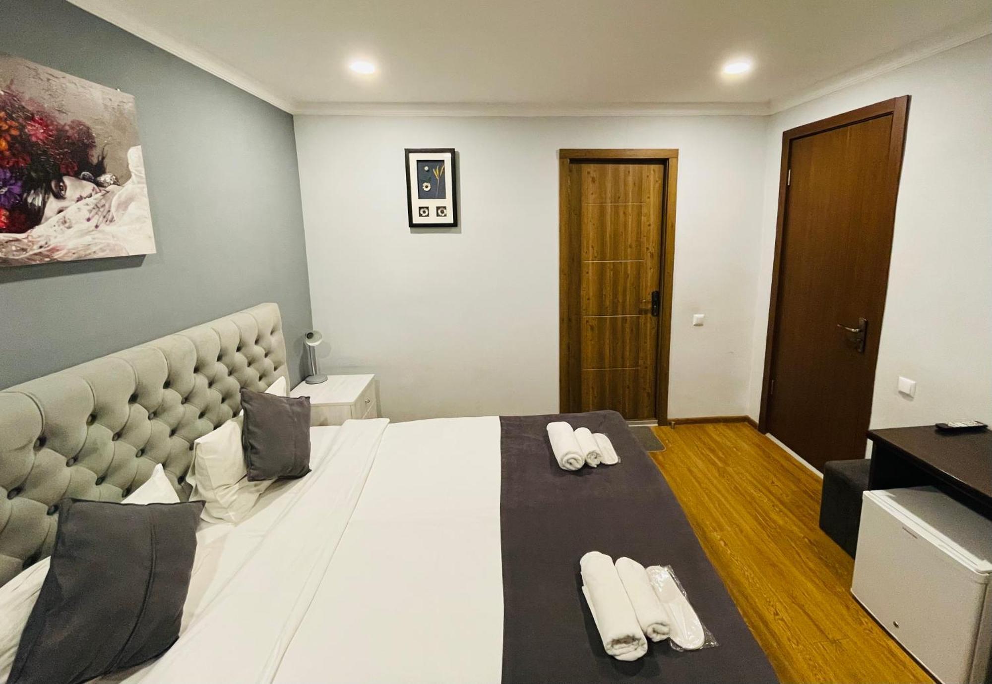 Book Hotel Тбилиси Екстериор снимка